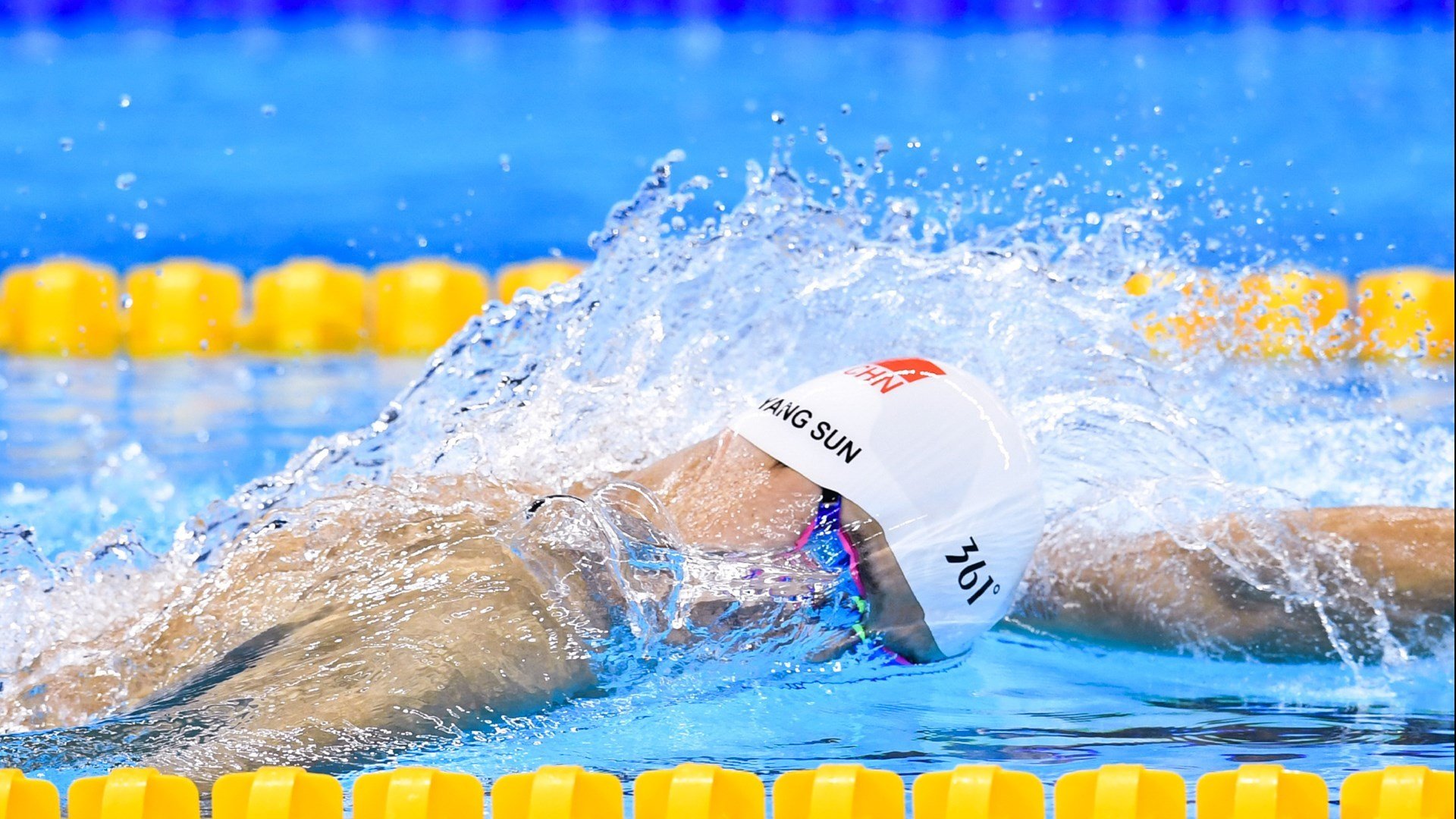 自由泳短程中立代表队A突破个人纪录，自由泳冠军速度